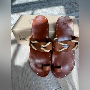 BEEK TREEPIE sandal - Cognac color 
Size8